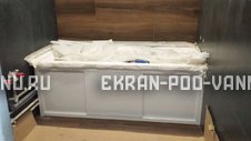 ekran_pod_vannu_tri_stvorki_razdvizhnoy_beliy